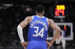 字母哥狂砍复出首战轰40分分，连续三场30+迎来新赛季高光！