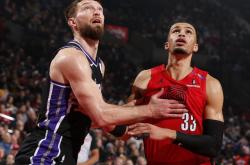 西蒙斯惊艳全场，助攻爆棚助攻爆棚，雄鹿逆转取胜！的简单介绍